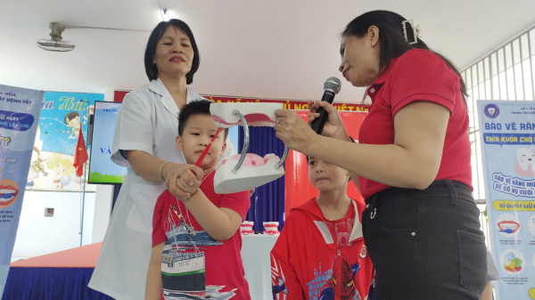 TUYÊN TRUYỀN NHA KHOA HỌC ĐƯỜNG VÀ TƯ VẤN VỆ SINH RĂNG MIỆNG