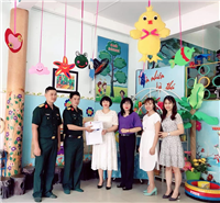 Trường Đại học Thông tin liên lạc thăm và tặng máy phun dung dịch sát khuẩn tay tự động cho trường MN Phước Tiến